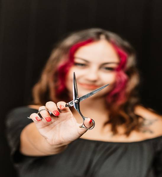 hairstylist emily alexander with shears